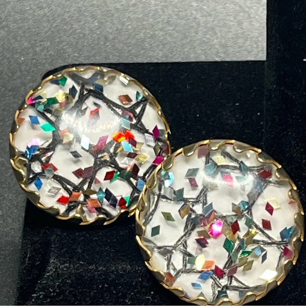 vintage sarah coventry confetti lucite clip on earrings gold tone round